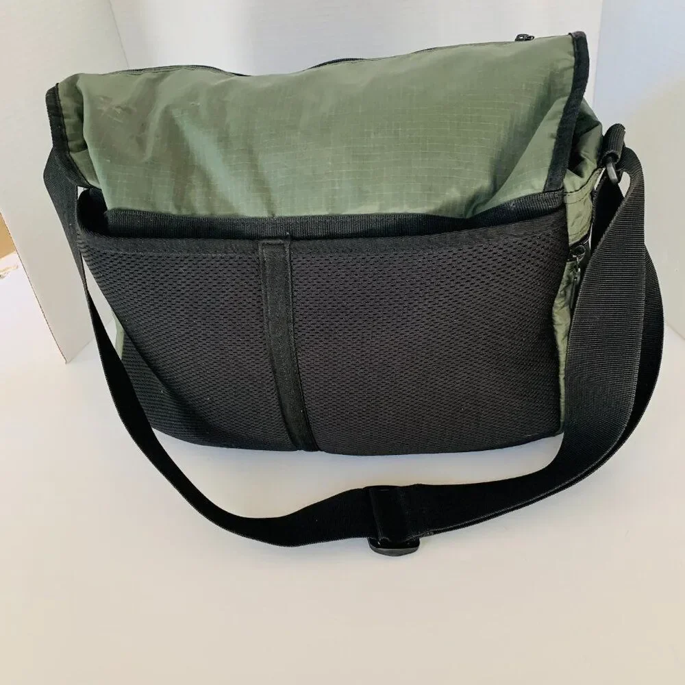 MESSENGER BAG OLIVE DKNY “ official uniform of NYC “ Storage Abounds UNI…